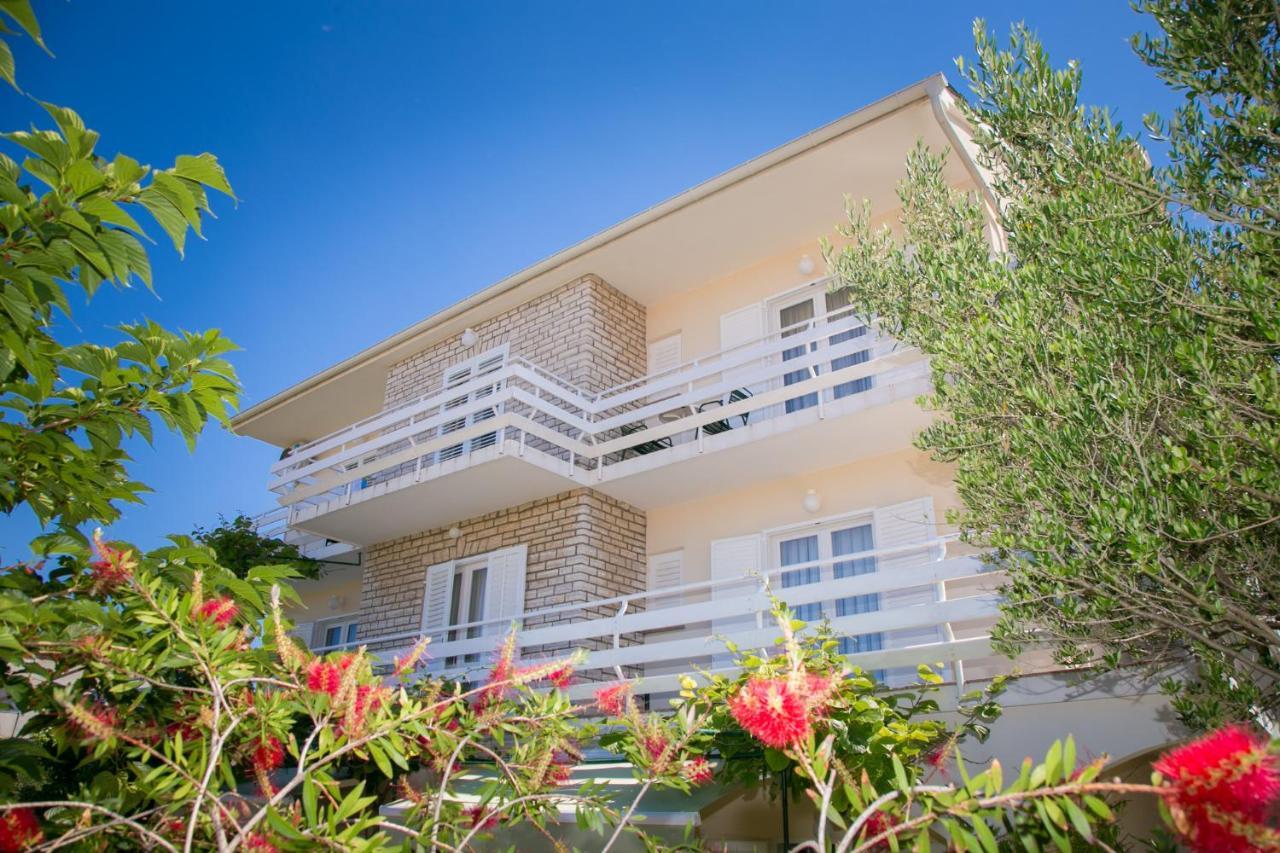 Bed and Breakfast F• R• I• E• N• D• S• Novalja Exterior foto